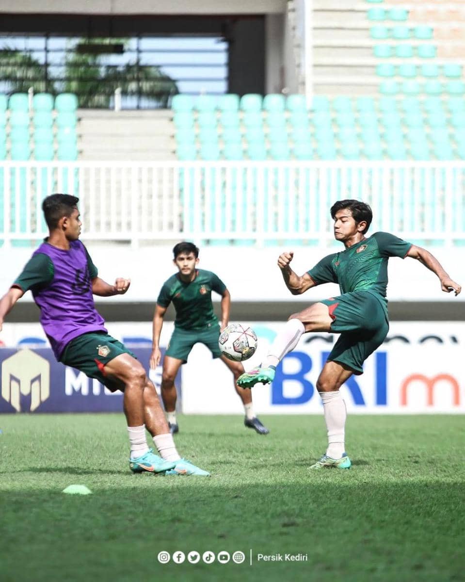 Pemain Persik Kediri saat berlatih. Instagram.com/@persikfcofficial