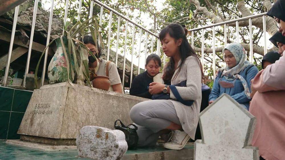 Perempuan di Tulungagung saat berziarah ke makam Sarinah. IDN Times/ Bramanta Pamungkas