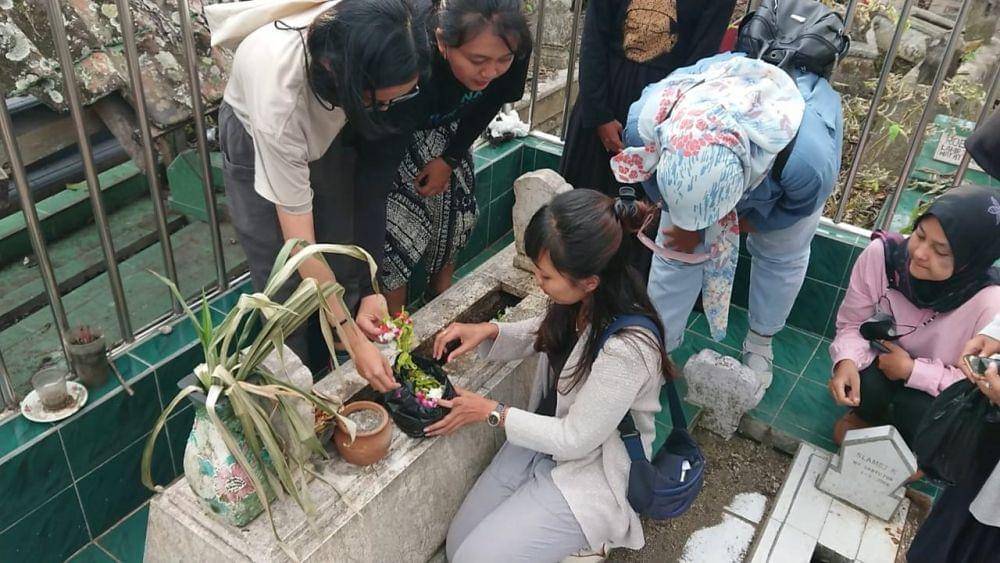 Perempuan di Tulungagung saat berziarah ke makam Sarinah. IDN Times/ Bramanta Pamungkas