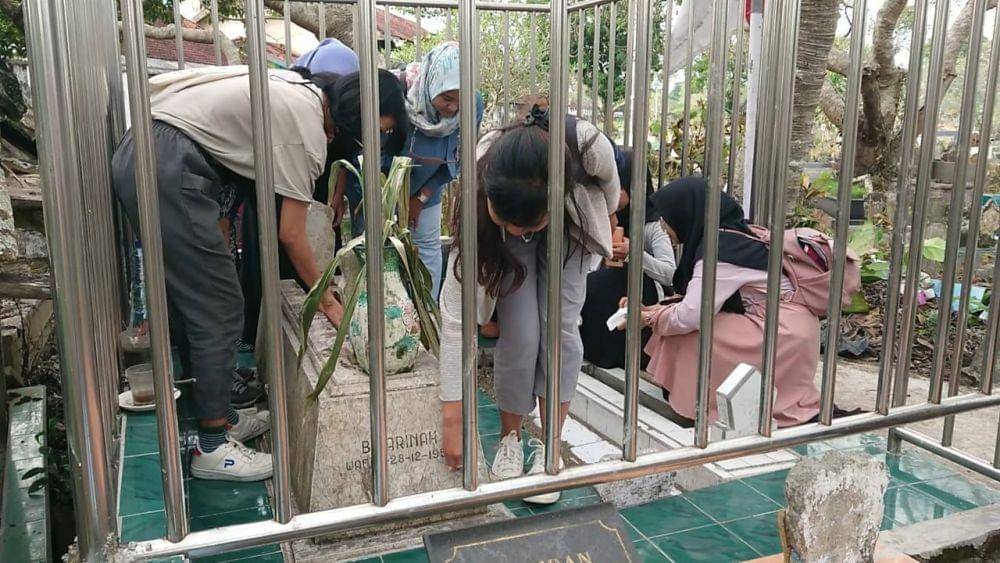 Perempuan di Tulungagung saat berziarah ke makam Sarinah. IDN Times/ Bramanta Pamungkas