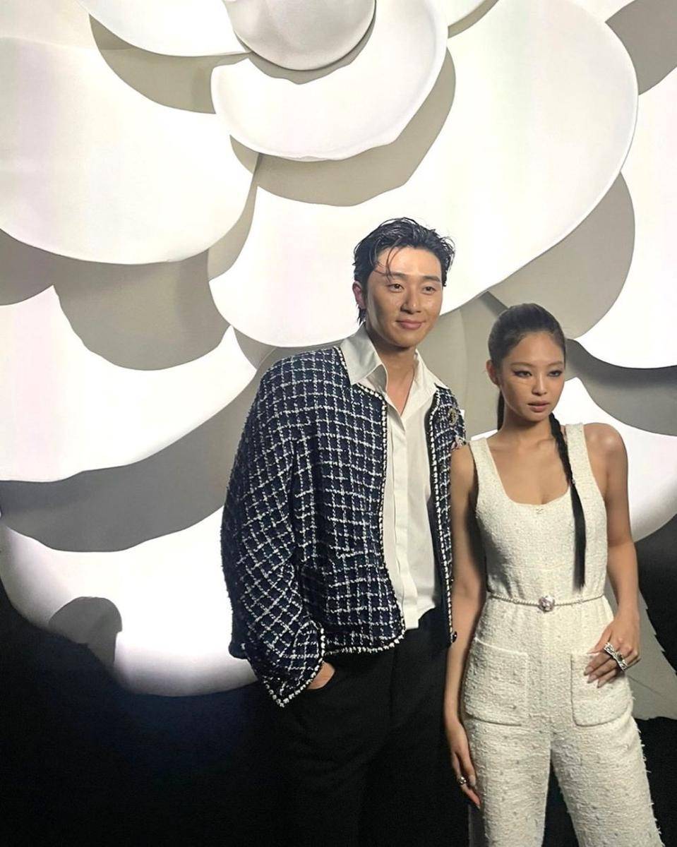 Park Seo Joon dan Jennie di Paris Fashion Week 2023 (instagram.com/wkorea)