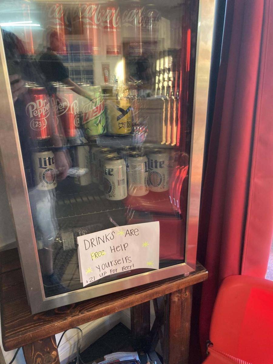 potret hal unik di dalam barbershop (reddit.com/user/BellyScratchFTW)