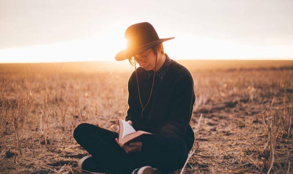 ilustrasi pria yang bijaksana (unsplash.com/Priscilla Du Preez)