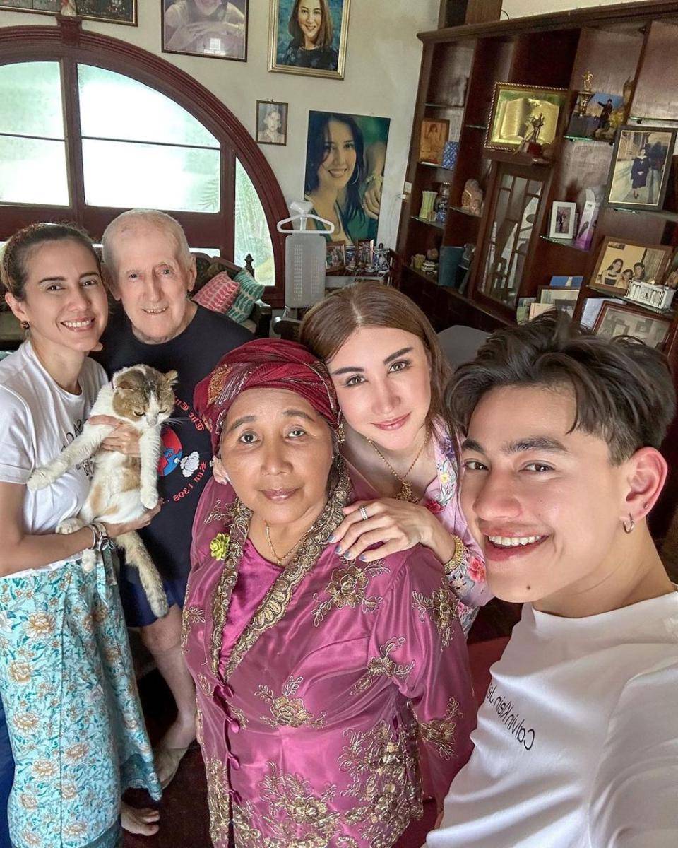 Zee Phuwaryne Keenan dan ibunya yang berasal dari Indonesia (instagram.com/zeezeez)