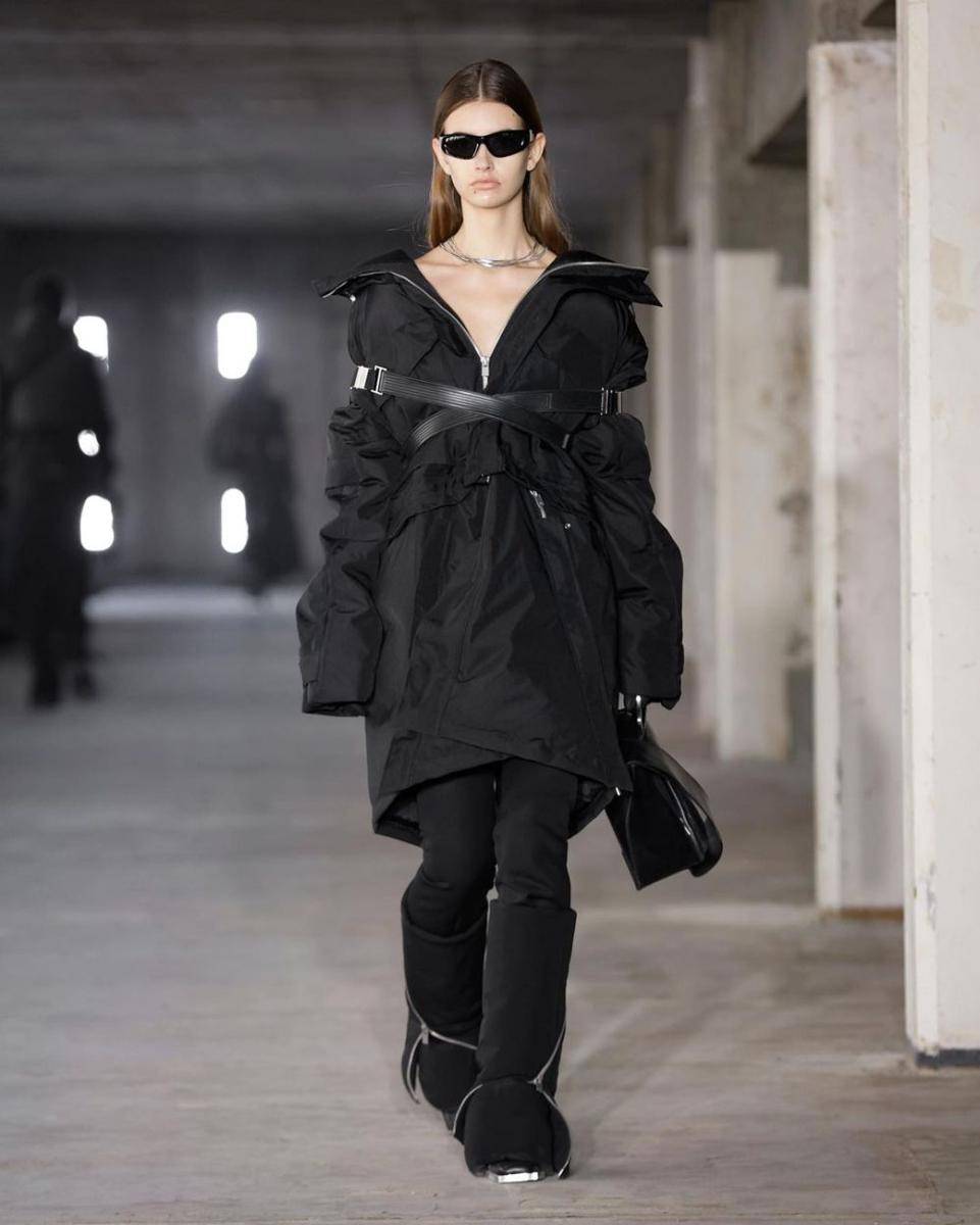 Koleksi Heliot Emil di Paris Fashion Week 2023 (instagram.com/heliot_emil)