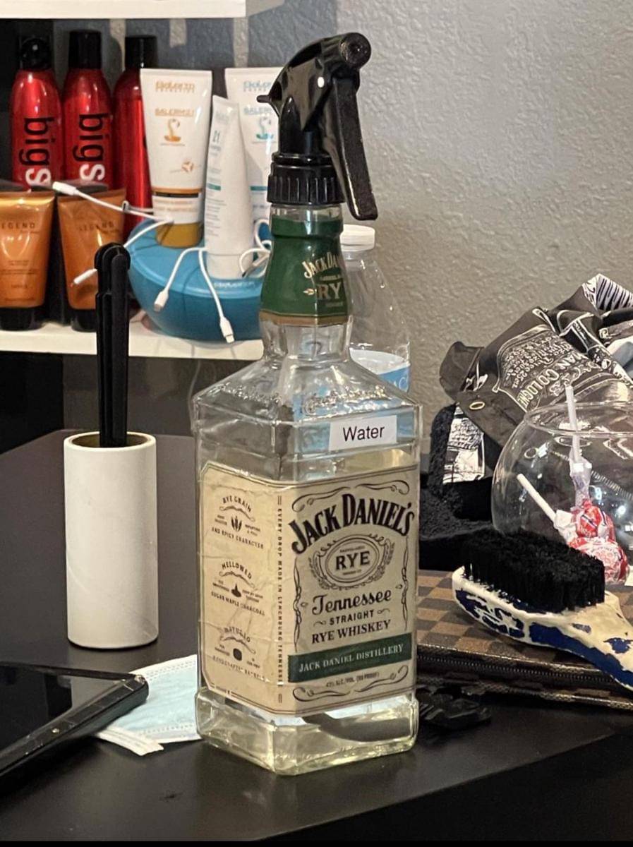 potret hal unik di dalam barbershop (reddit.com/user/Tracer_Bullet1010)