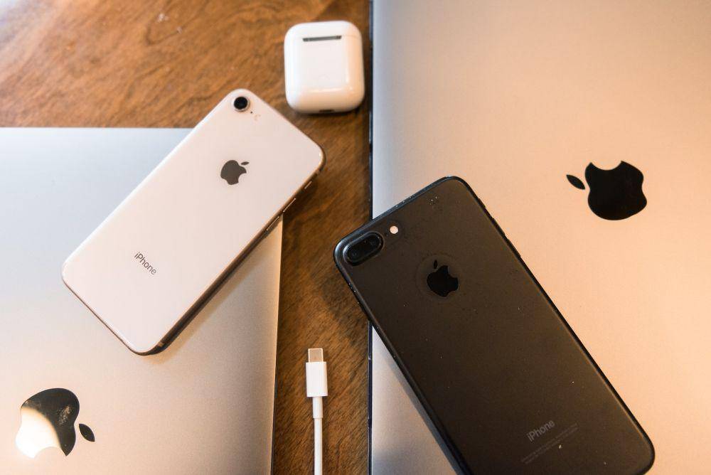 Produk Apple masih menjadi perangkat yang memiliki enkripsi paling sulit untuk ditembus. (pexels.com/Wendy Wei)