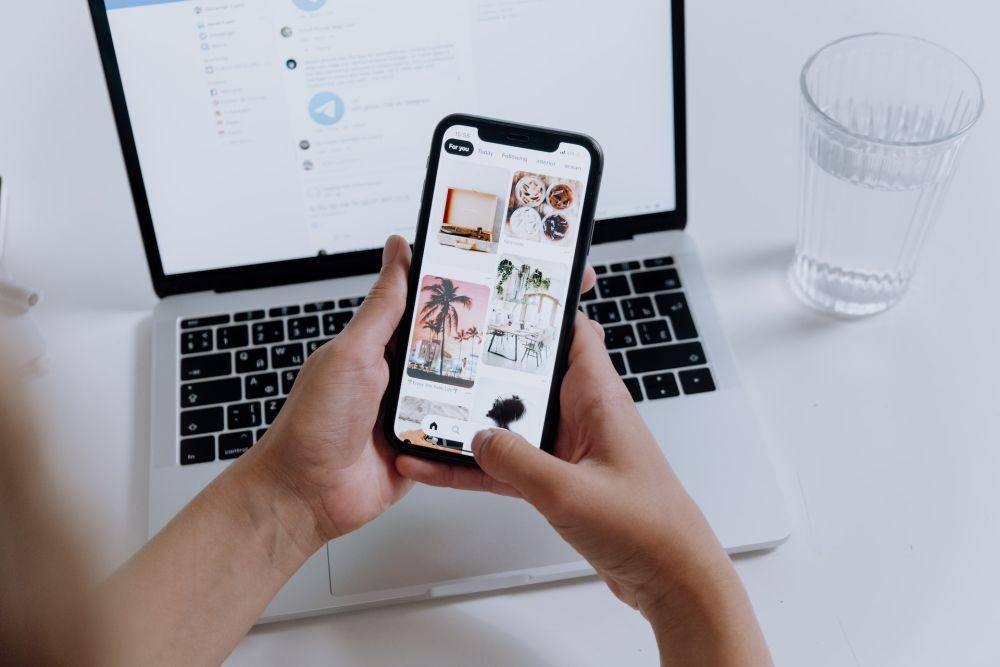 ilustrasi menggunakan produk iPhone (pexels.com/cottonbro studio)