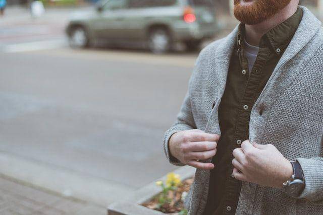 Ilustrasi cardigan pria (unsplash/Chad Madden)