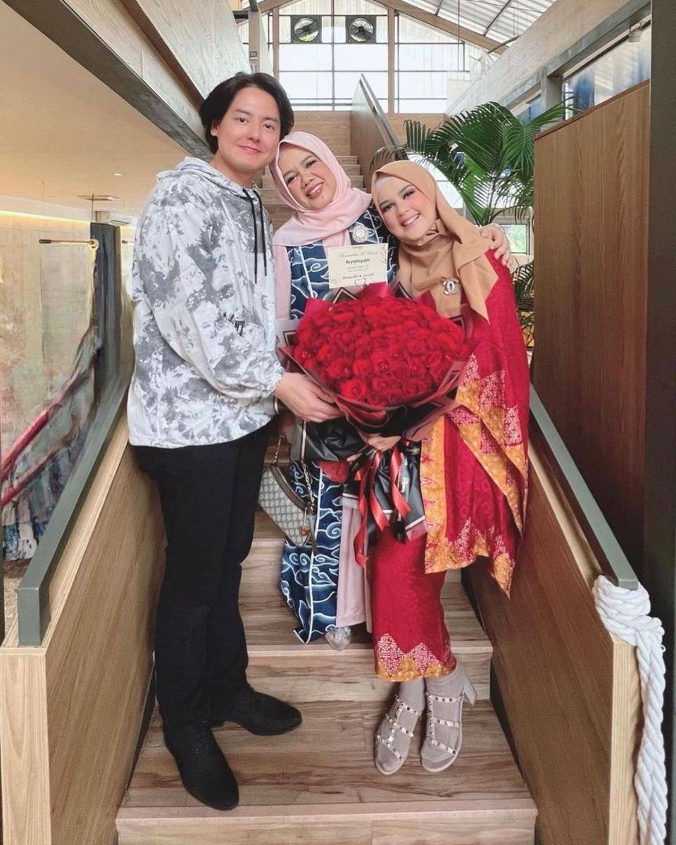 kejutan ultah buat mama Cut Meyriska (instagram.com/cutratumeyriska)