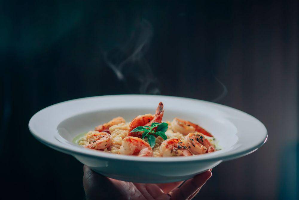 ilustrasi risotto dengan udang (unsplash.com/Douglas Lopez)