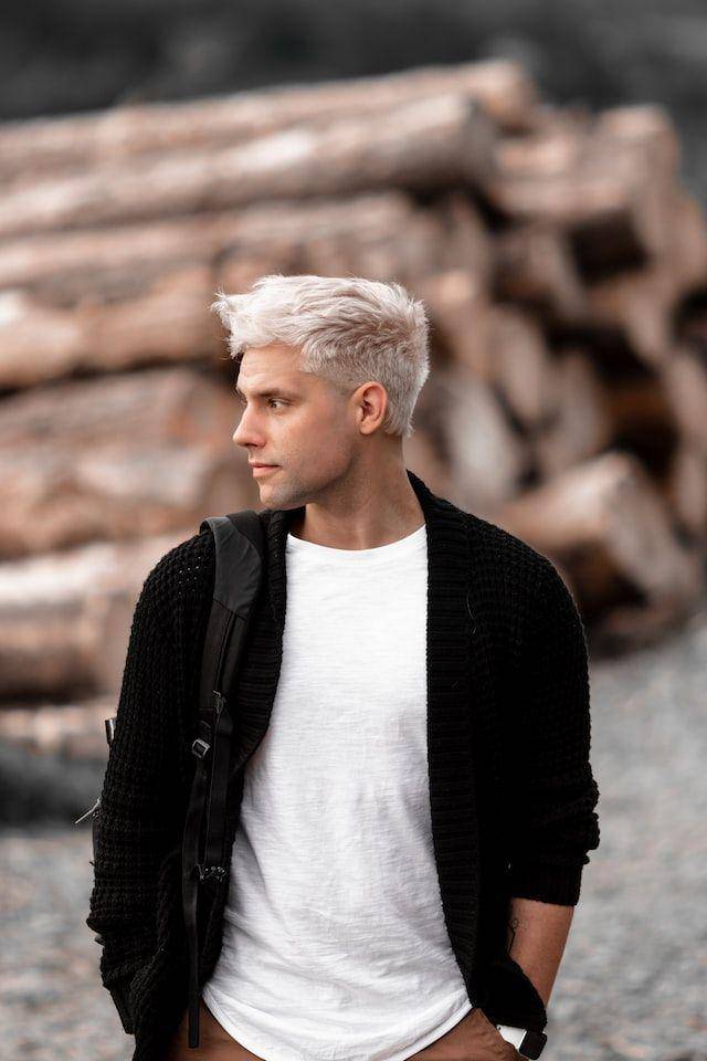 Ilustrasi cardigan pria (unsplash/Gelmis Bartulis)
