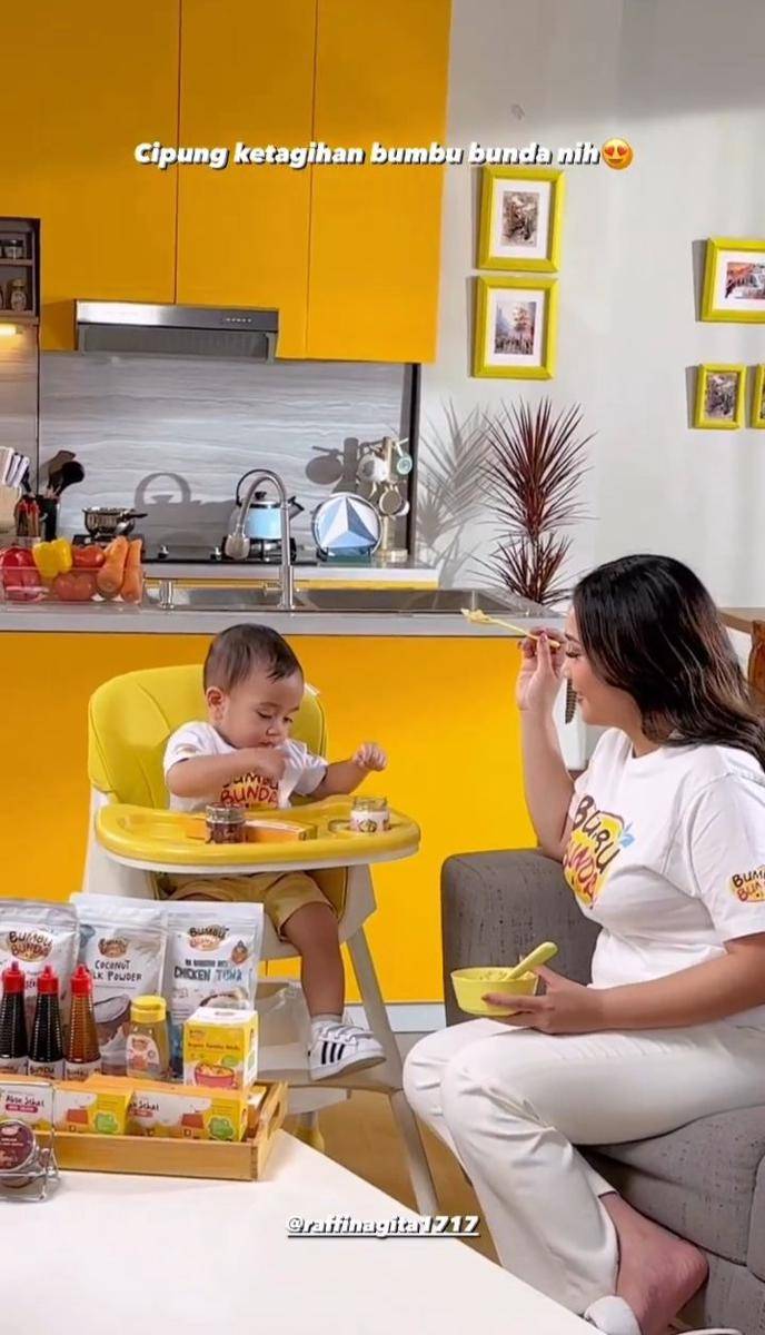 photoshoot Rayyanza jadi BA produk MPASI (instagram.com/bumbubunda.byelia)