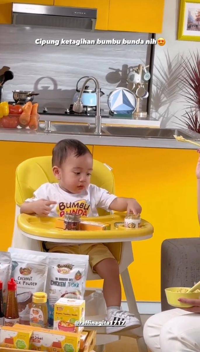 photoshoot Rayyanza jadi BA produk MPASI (instagram.com/bumbubunda.byelia)