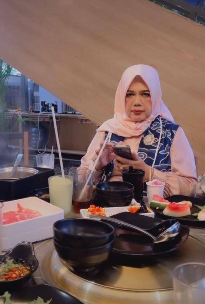 kejutan ultah buat mama Cut Meyriska (instagram.com/cutratumeyriska)