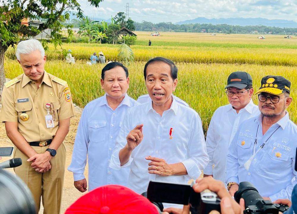 Presiden Joko Widodo melakukan panen raya padi di Desa Lajer Kecamatan Ambal Kabupaten Kebumen, Kamis (9/3) (Dok. Kementan)