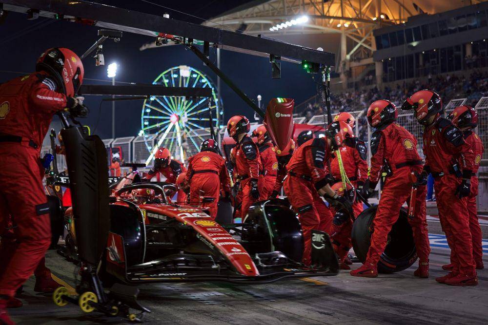 Kru Ferrari melakukan pergantian ban saat balapan GP Bahrain 2023. (twitter.com/ScuderiaFerrari)