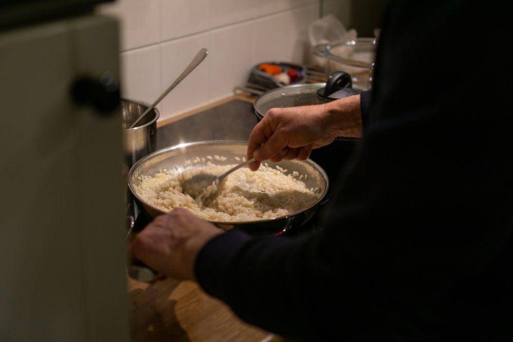 ilustrasi seseorang sedang membuat risotto (unsplash.com/Maurice DT)