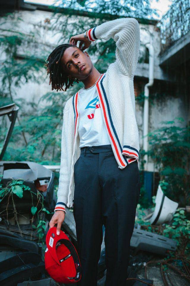 Ilustrasi cardigan pria (pexels/ALLAN FRANCA CARMO)