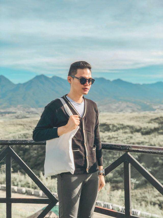 Ilustrasi cardigan pria (pexels/Berge Peritos)