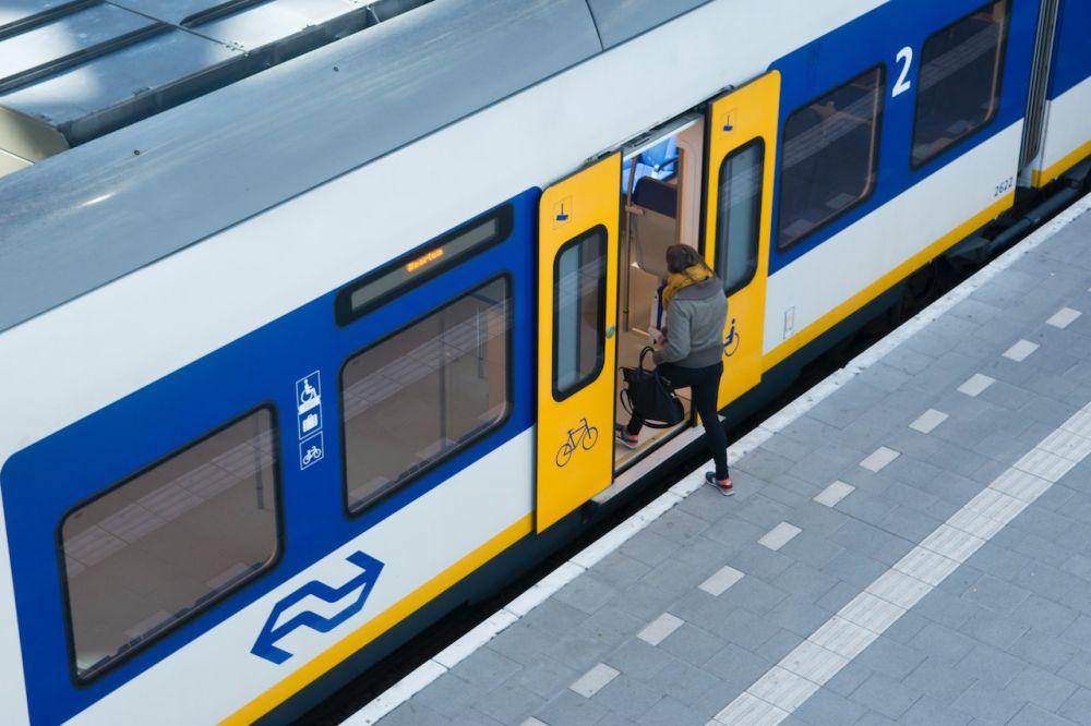 ilustrasi naik Commuter Line (pexels.com/Jan van der Wolf)