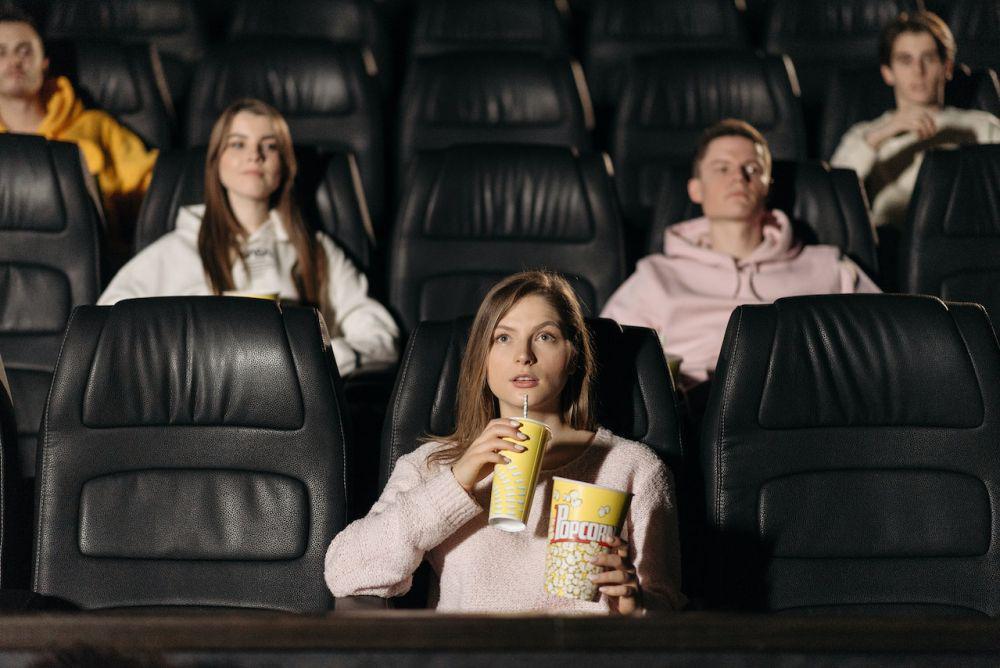 5 Alasan Menonton Film Sendirian di Bioskop Terasa Menyenangkan
