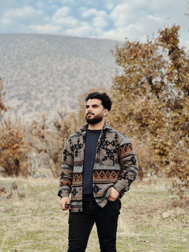 Ilustrasi cardigan pria (pexels/Rebaz Geo)