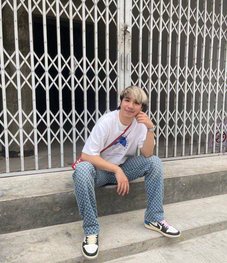 Potret Outfit Simple (instagram.com/ww.nawat)