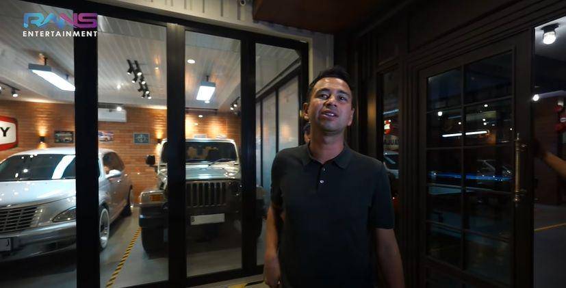 Raffi Ahmad rekaman drum di studio Andre Taulany. (youtube.com/Rans Entertainment)