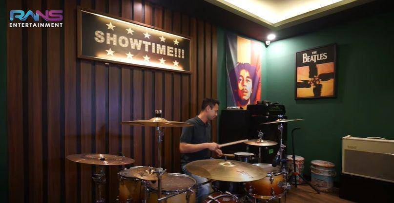Raffi Ahmad rekaman drum di studio Andre Taulany. (youtube.com/Rans Entertainment)