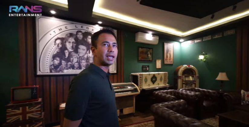 Raffi Ahmad rekaman drum di studio Andre Taulany. (youtube.com/Rans Entertainment)