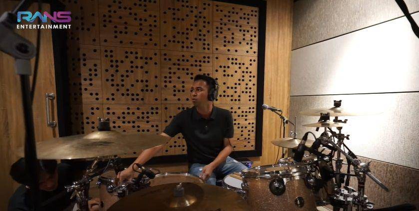 Raffi Ahmad rekaman drum di studio Andre Taulany. (youtube.com/Rans Entertainment)