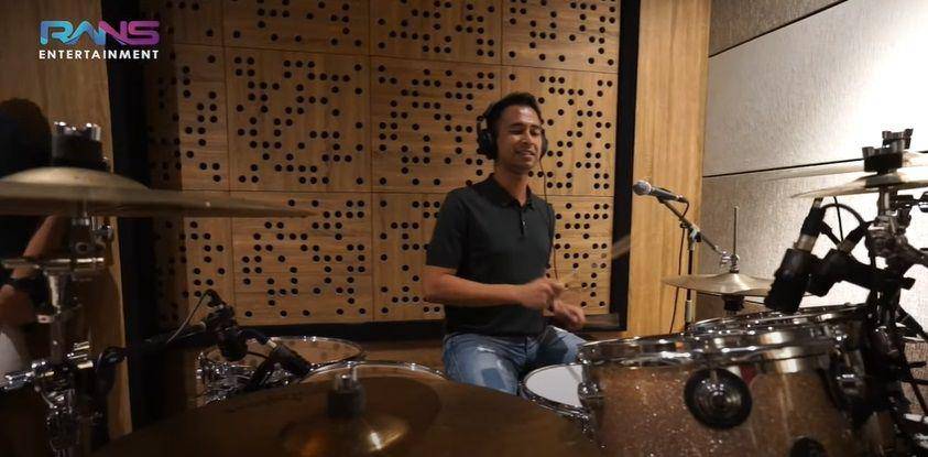 Raffi Ahmad rekaman drum di studio Andre Taulany. (youtube.com/Rans Entertainment)