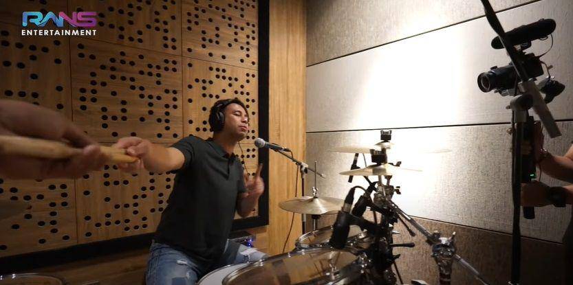 Raffi Ahmad rekaman drum di studio Andre Taulany. (youtube.com/Rans Entertainment)