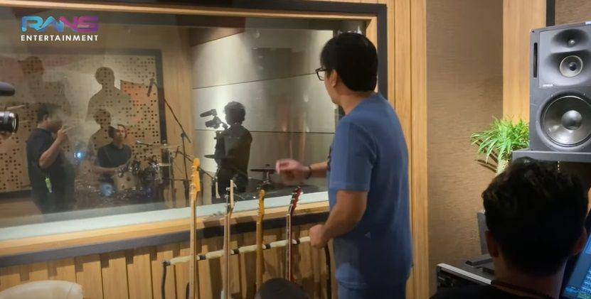 Raffi Ahmad rekaman drum di studio Andre Taulany. (youtube.com/Rans Entertainment)