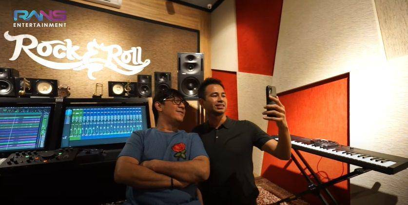 Raffi Ahmad rekaman drum di studio Andre Taulany. (youtube.com/Rans Entertainment)