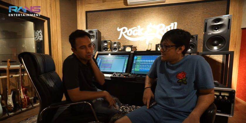 Raffi Ahmad rekaman drum di studio Andre Taulany. (youtube.com/Rans Entertainment)