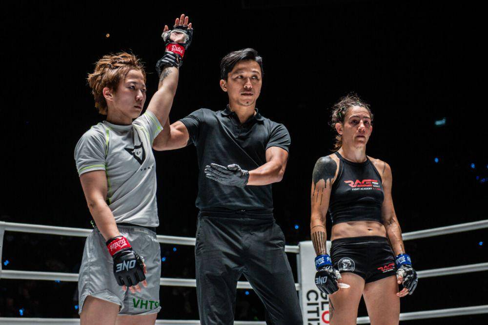 So Yul Kim (kiri) mengalahkan Souris Manfredi dalam laga MMA di ONE Friday Fights pada Jumat (3/3/2023). (dok. ONE Championship)