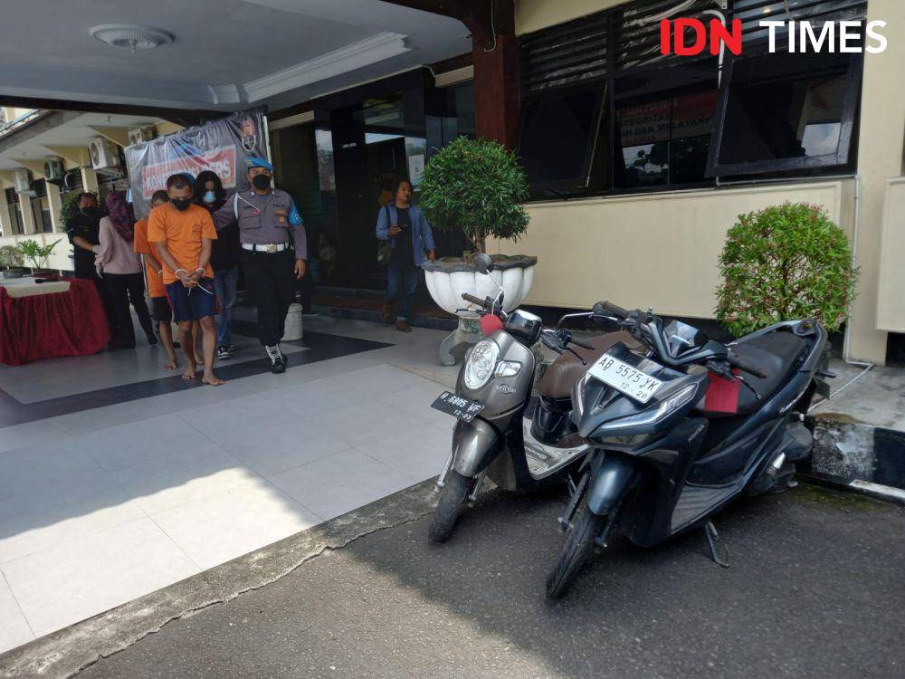 Polresta Sleman berhasil menangkap pelaku pencurian sepeda motor yang telah melakukan aksinya hingga puluhan kali, Kamis (9/3/2023).(IDNTimes/Herlambang Jati)