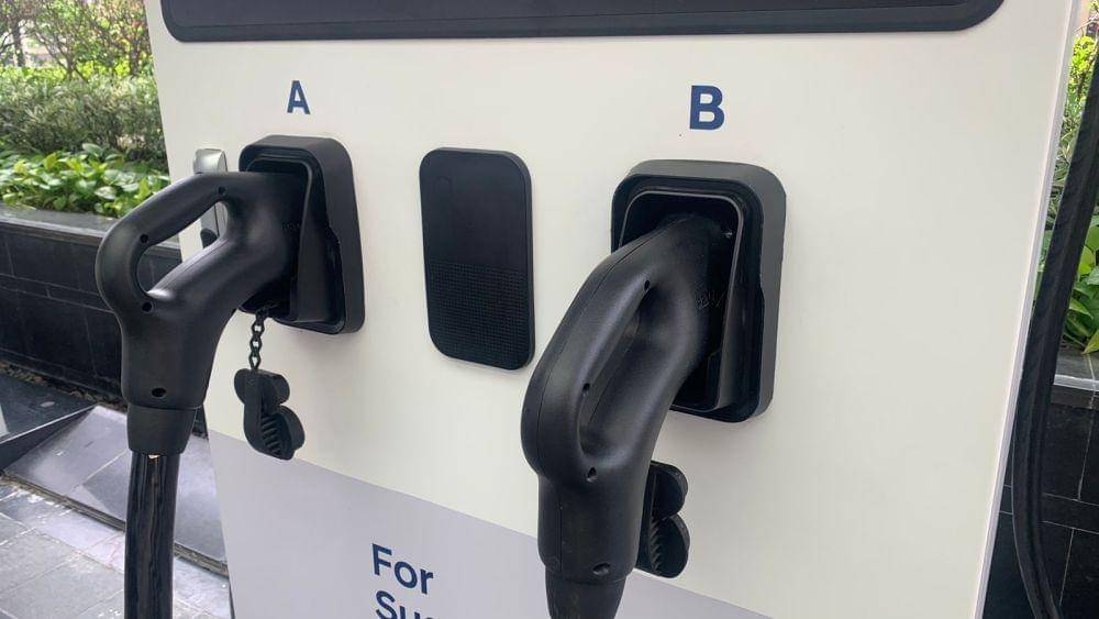 Ada dua gun yang bisa digunakan untuk mengisi daya (IDN Times/Fadhliansyah)