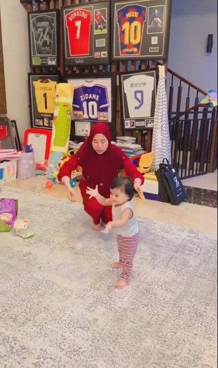 Ameena belajar jalan (Instagram.com/sus.irohh)