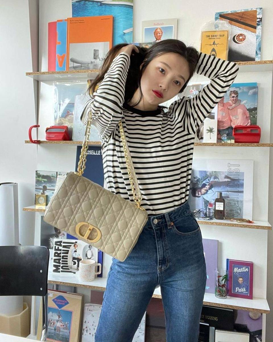 inspirasi outfit timeless ala idol Korea (instagram.com/_imyour_joy)