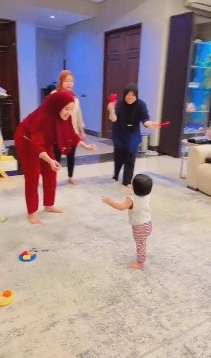 Ameena belajar jalan (Instagram.com/sus.irohh)