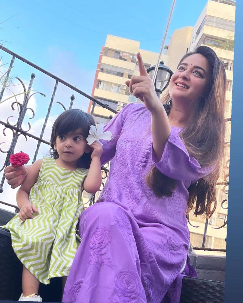 Potret Mahhi Vij bersama sang anak (instagram.com/mahhivij)