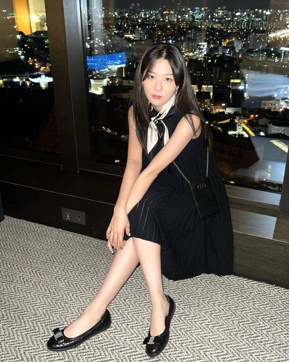 inspirasi outfit timeless ala idol Korea (instagram.com/hi_sseulgi)