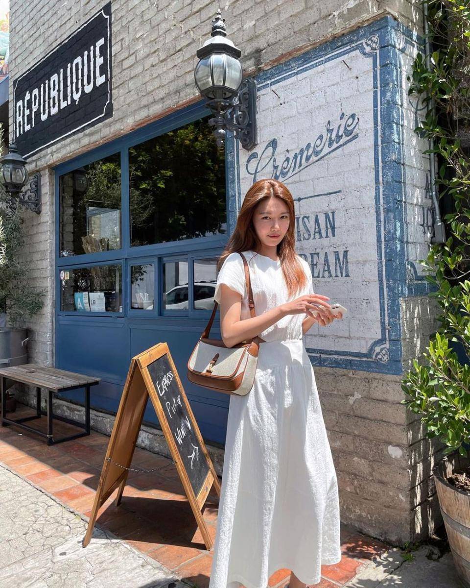 inspirasi outfit timeless ala idol Korea (instagram.com/sooyoungchoi)