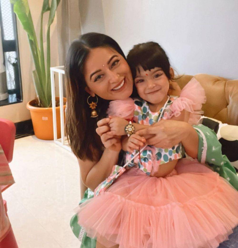 Potret Mahhi Vij bersama sang anak (instagram.com/mahhivij)