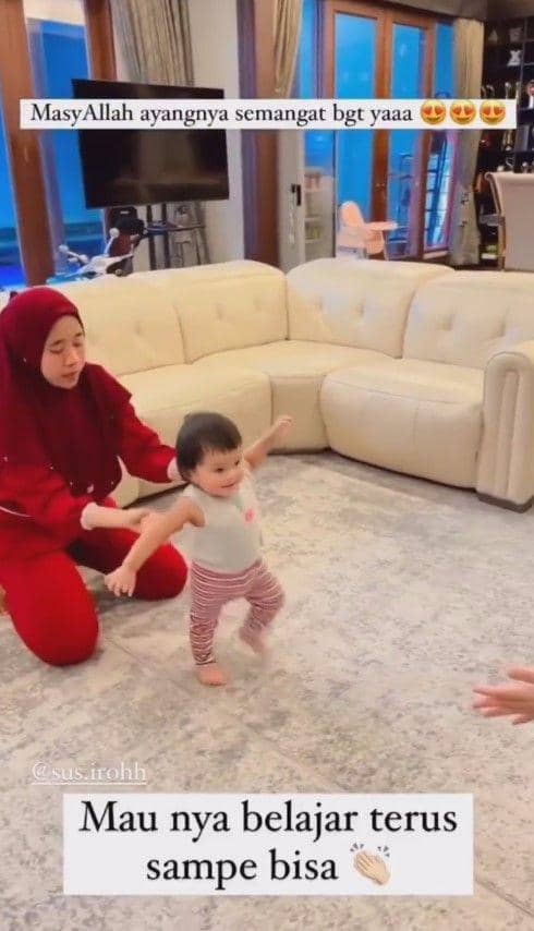 Ameena belajar jalan (Instagram.com/ameenanur_atta)