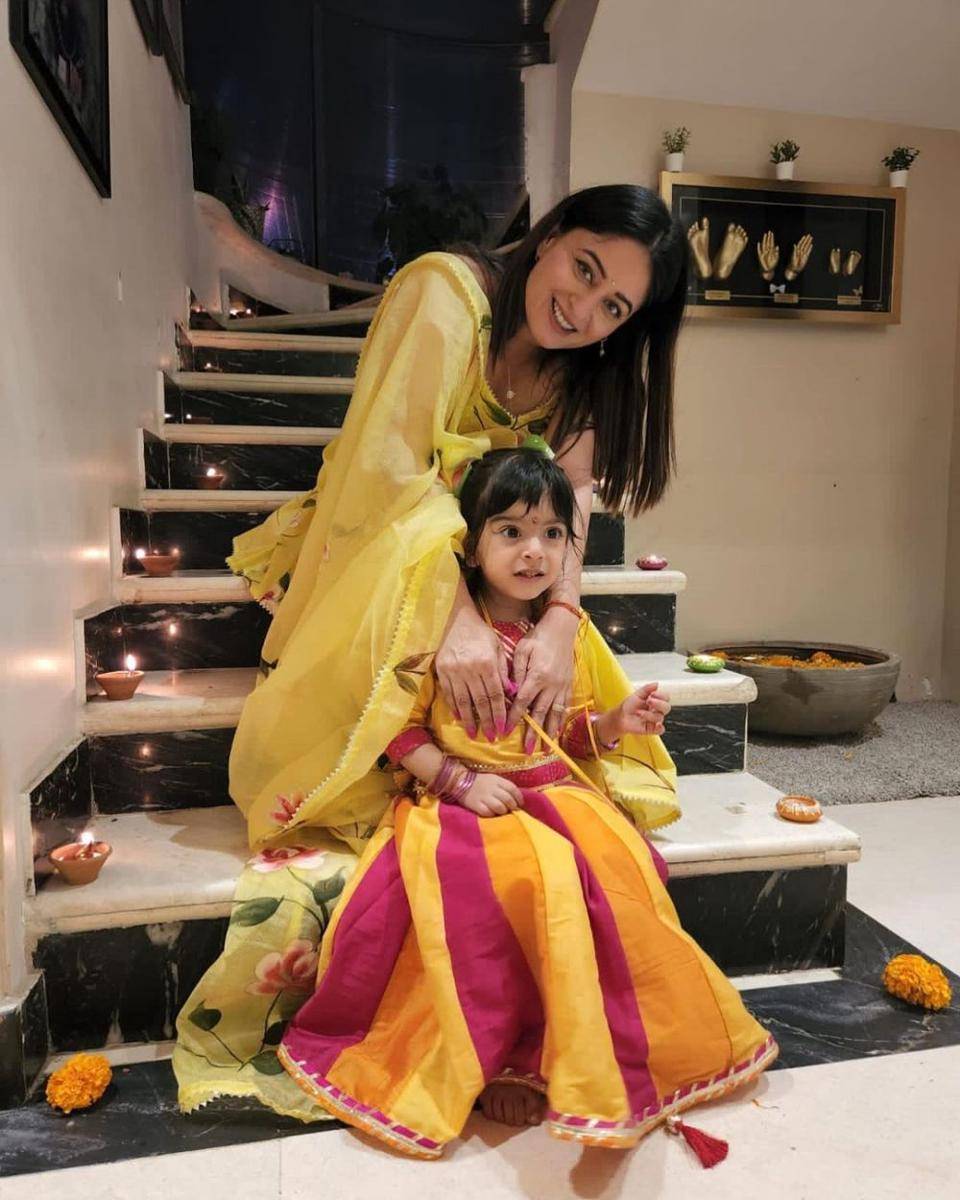 Potret Mahhi Vij bersama sang anak (instagram.com/mahhivij)