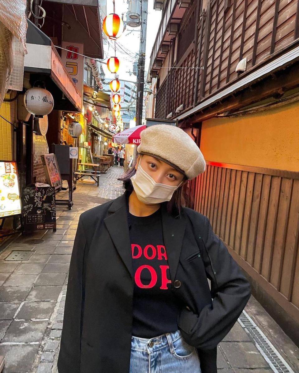inspirasi outfit timeless ala idol Korea (instagram.com/_zyozyo)
